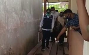 Kunjungi Warga Isoman, Fitri : Jangan Kucilkan Mereka
