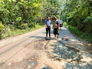 Warga Keluhkan Kondisi Jalan Simpang Tiga-Betung