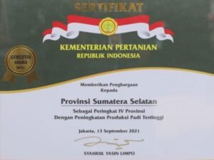 Herman Deru Dianugerahi Penghargaan Abdi Bakti Tani 2021