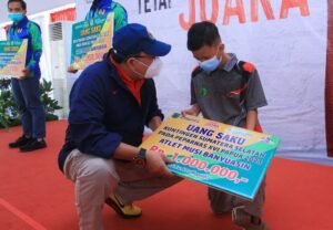 Peringati Haornas 2021, Dodi Reza Kucurkan Bantuan untuk Atlet dan Pelatih