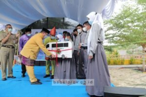 Erzaldi Rosman Serahkan Mobil Operasional untuk SLB Negeri Muntok