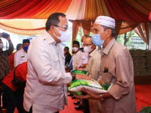 Dodi Reza Alex Bagikan Bantuan Beras untuk Warga Muba di Kota Palembang
