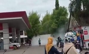 Mobil Boks Keluarkan Asap, Ternyata Bekas Racun Api