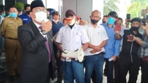 Puluhan Warga Menggelar Aksi Damai Saat Rapat Paripurna di DPRD Muara Enim