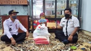 Tangis Haru Mak Jawo Terima Santunan dari Pemkab Muba