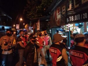 POL PP Pemkab Lahat Sita Puluhan Botol Miras