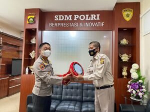 Polda Sumsel Berikan Peralatan Hadroh ke Masjid Al-Huda