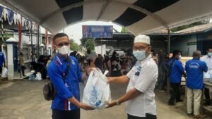 Azmi Shofix dan Demokrat OKU Timur Bagikan Ratusan Paket Sembako