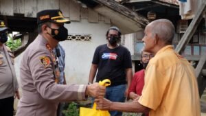Polres OKI Terus Topang Ekonomi Masyarakat Terdampak Covid-19