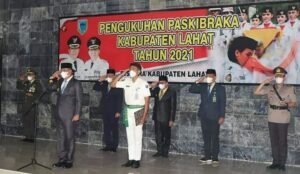 Cik Ujang Kukuhkan 30 Paskibraka Kabupaten Lahat