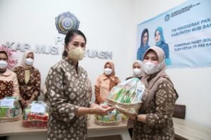 Thia Yufada Salurkan Bantuan Pangan untuk Warga Isoman di Musi Banyuasin