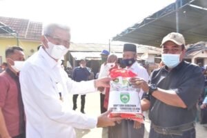 Warga Tanah Mas Banyuasin Terdampak PPKM Sumringah Dapat Bantuan Beras Gubernur&nbsp;