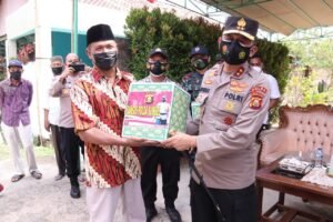 Kapolda Sumsel Berikan Bantuan Sembako kepada Warga Isoman Sukodadi