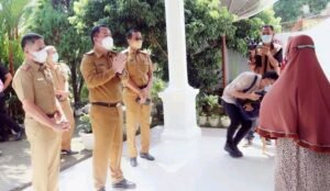 Agar Isoman Bisa Fokus, Cik Ujang Pantau Langsung Warga di Tiga Lokasi