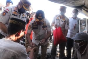 SatPol PP Palembang Bagi-bagi Sembako