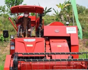 Tingkatkan Produksi, Anggota DPR ini Bantu Alat Pertanian