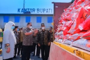 Dodi Reza Alex Salurkan Bantuan Beras untuk 25.552 KPM