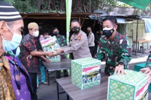 Kapolda Sumsel Bersama Pangdam ll/Sriwijaya, Bagi-bagi Bansos Kepada Masyarakat
