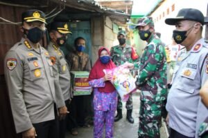 Danrem 044/Gapo Bersama Irwasda Polda Sumsel, Salurkan Bantuan Sembako Kepada Masyarakat