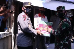 Kapolda Sumsel Bersama Pangdam II/Sriwijaya, Berikan Bantuan Sembako Kepada Masyarakat
