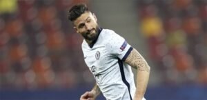 Tiba di Italia, Giroud Gunakan Masker Berlogo Milan