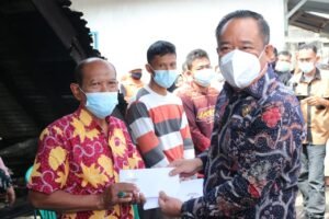 Kehadiran Cik Ujang Hibur Korban Kebakaran di Kelurahan Pasar Lama