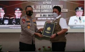 Gubernur Sumsel HD Dapat Pin Emas dari Kapolri HUT Bhayangkara ke -75
