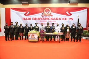 Kenakan Pakaian Adat, Herman Deru Hadiri Puncak HUT Bhayangkara ke-75