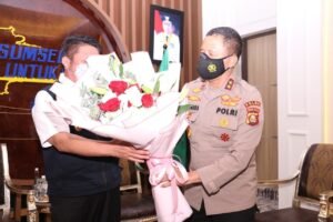 Anjangsana ke Gubernur Sumsel, Kapolda Berikan Hand Bouqet Bunga