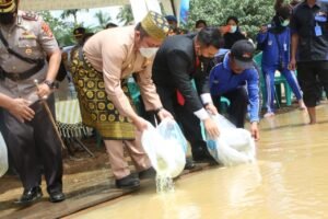 Pertahankan Kearifan Lokal, HD Tebar Puluhan Ribu Benih Ikan