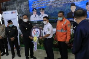 PT KAI Serahkan Ambulance untuk Bantu Pelayanan Kesehatan di Lahat