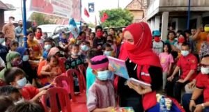 Manfaatkan Bulan Soekarno, Ike Fikri Bagikan 10.000 Buku Tulis