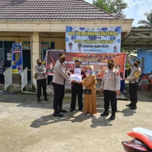 Vaksin Covid-19 kepada Lansia Dapatkan Sembako dari Polsek Talang Kelapa