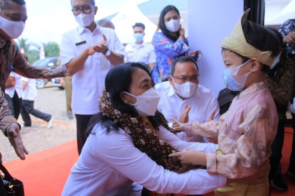 Balita Kembar Tiga Kalungkan Gambo Muba untuk Menteri PPPA