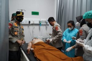 Kapolda Sumsel, Besuk dan Mengecek Kondisi Korban Penusukan Personel Satlantas Polrestabes Palembang