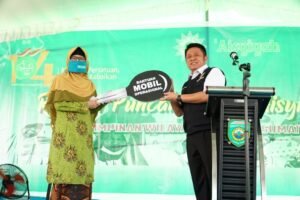 Herman Deru Bantu Satu Unit&nbsp; Kendaraan Operasional pada Milad Aisyiyah ke-104