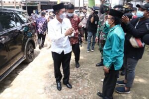 Tinjau Posko PPKM, Harnojoyo Bagikan Masker dan Suport PSMTI Tuntaskan Vaksinasi