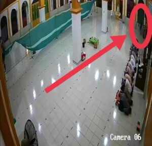 Bejat, Pelaku Terekam CCTV Curi Tas Jamaah Masjid di Palembang