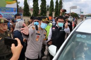 Kapolres dan Plh Bupati Muara Enim Tinjau Pos Penyekatan