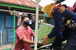 Feby Deru Susuri Sungai Musi Sambil Bagikan Paket Sembako