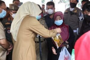 Fitrianti Agustinda Pantau Bazar Murah di Lapangan Kamboja Palembang