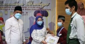 Cik Ujang Hadiahkan Logam Emas untuk Anak Yatim