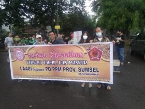 Gabungan Pemuda di Palembang Bagi-bagi Masker dan Takjil