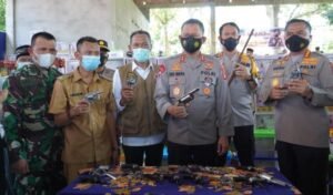Kapolda Datang, Warga Sungai Ceper Serahkan Senpira Secara Sukarela