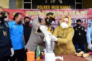 Bupati dan Kapolres Musirawas Memusnahkan Sabu dan Ratusan Miras