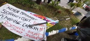 Duh…, Pendemo Mulai Rusak Portal Gerbang PT Timah