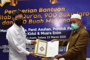 Wujud Syukur, PTBA Salurkan Iqra Hingga Mukena ke Masjid