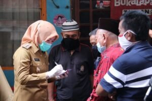 Fitrianti Agustinda Turun Langsung Jenguk Warga yang Terbaring Sakit