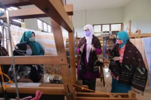 Gairahkan Tenun Cual Beltim, Ketua Dekranasda Melati Kunjungi Rumah Produksi