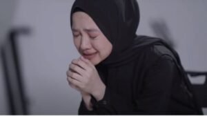 Akhirnya Muncul Pakai Baju Hitam, Nissa Sabyan Menangis